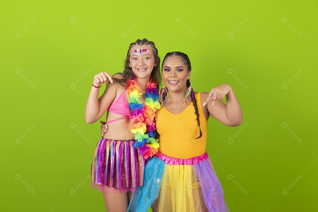 Mãe e filha usando fantasias de carnaval sobre fundo isolado