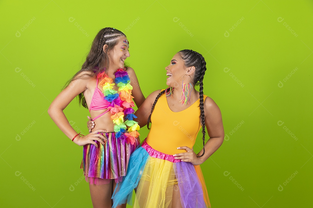 Mãe e filha usando fantasias de carnaval sobre fundo isolado