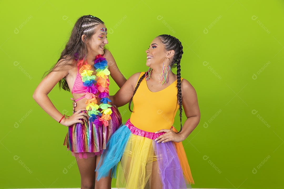 Mãe e filha usando fantasias de carnaval sobre fundo isolado