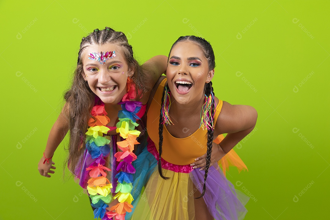 Mãe e filha usando fantasias de carnaval sobre fundo isolado