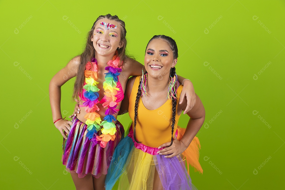 Mãe e filha usando fantasias de carnaval sobre fundo isolado