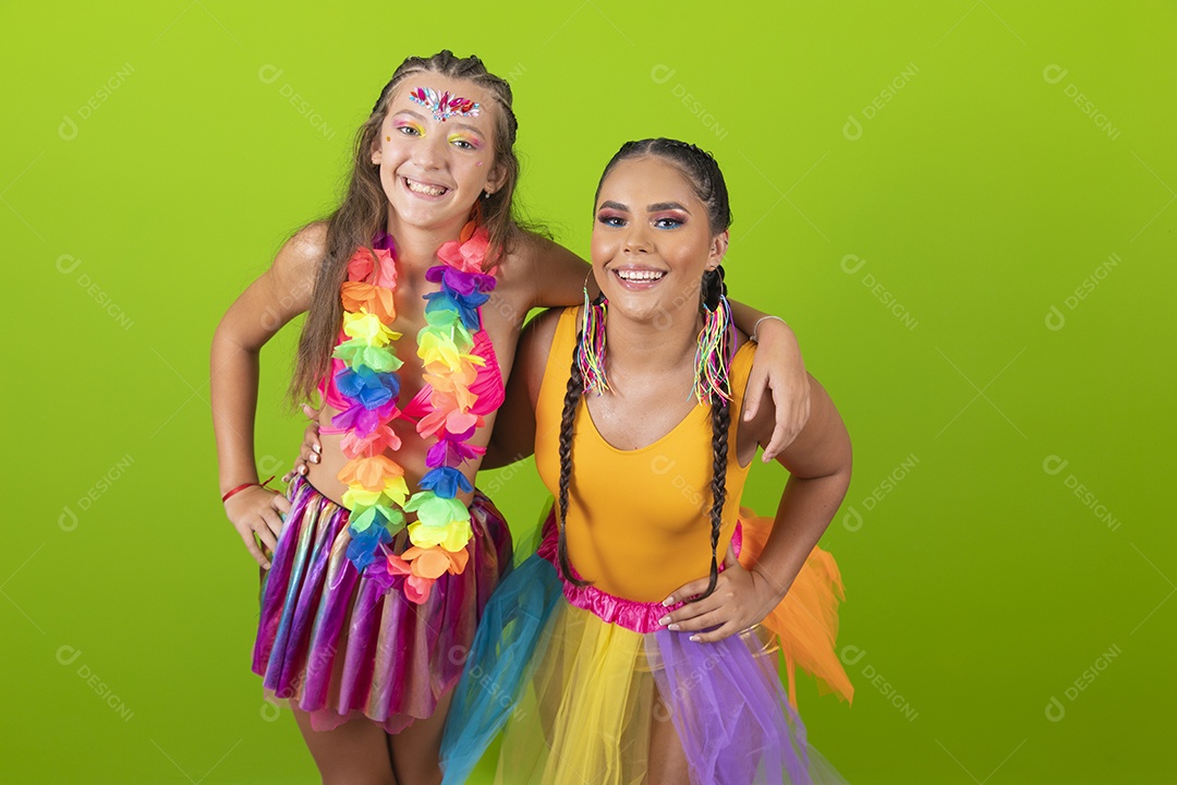 Mãe e filha usando fantasias de carnaval sobre fundo isolado