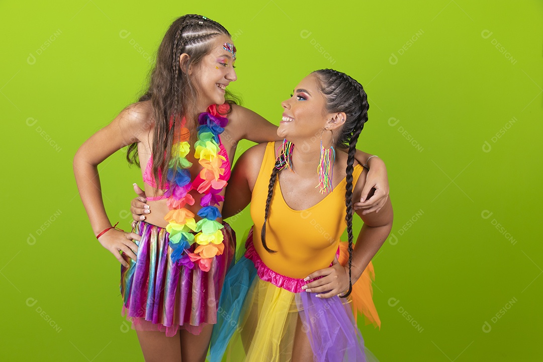 Mãe e filha usando fantasias de carnaval sobre fundo isolado