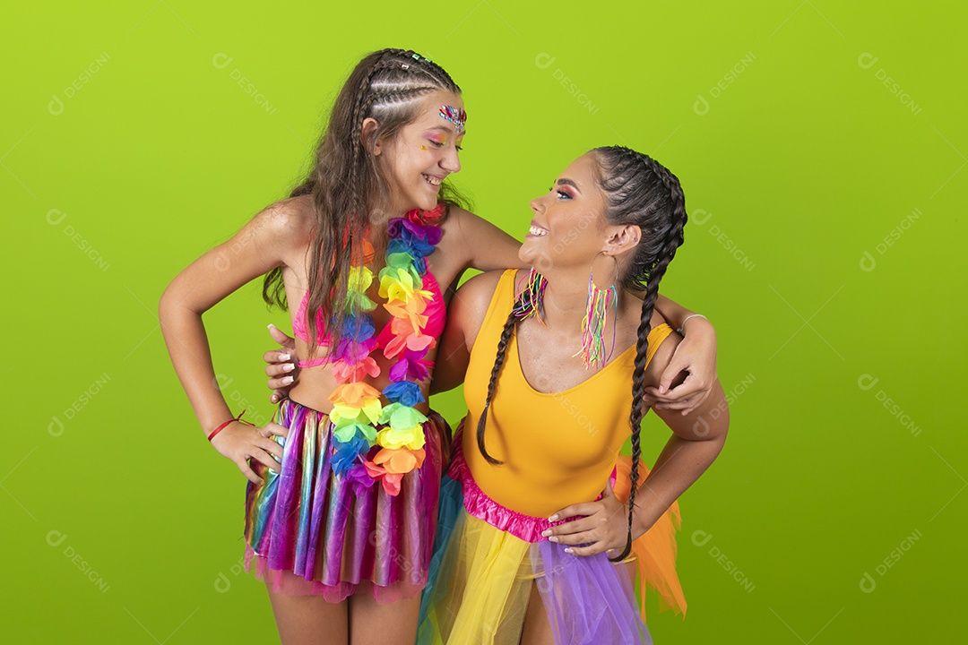 Mãe e filha usando fantasias de carnaval sobre fundo isolado