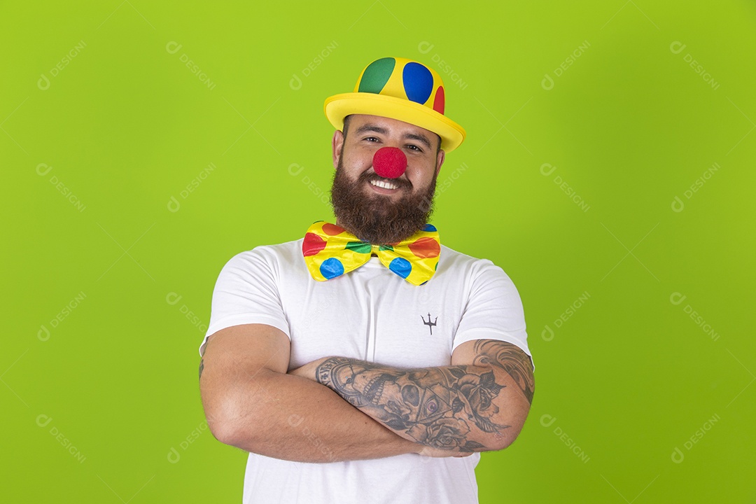 Homem jovem garoto barbudo usando fantasia de carnaval sobre fundo isolado