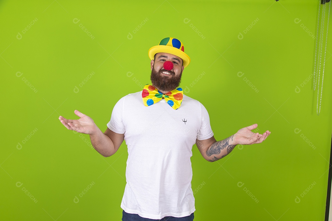 Homem jovem garoto barbudo usando fantasia de carnaval sobre fundo isolado