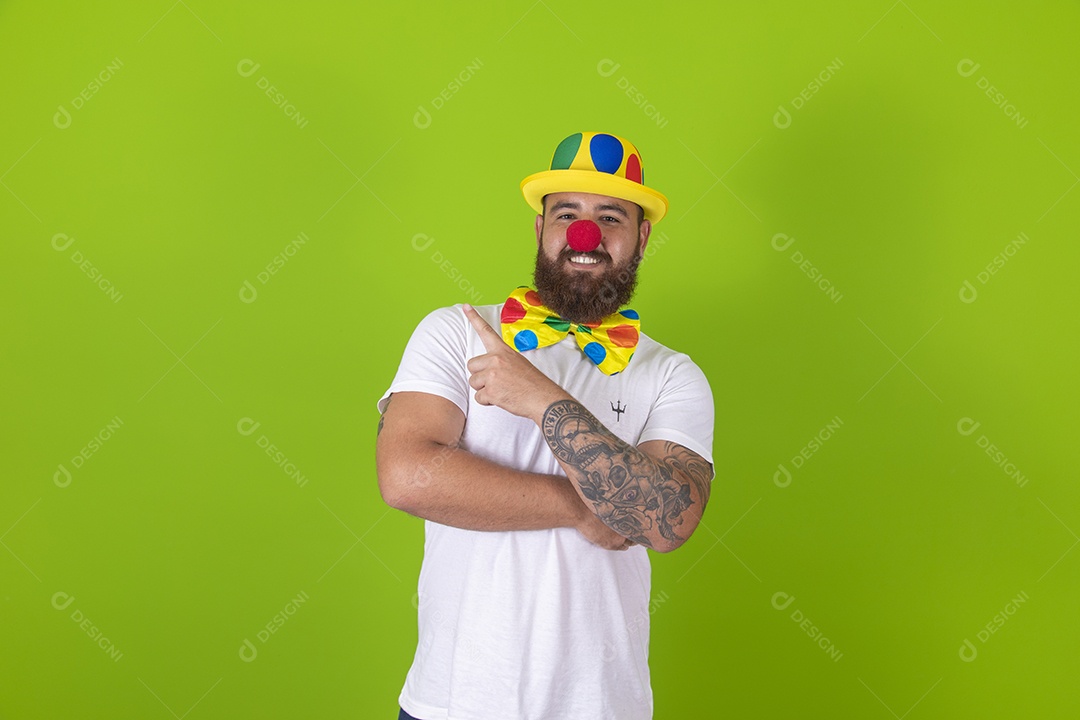 Homem jovem garoto barbudo usando fantasia de carnaval sobre fundo isolado