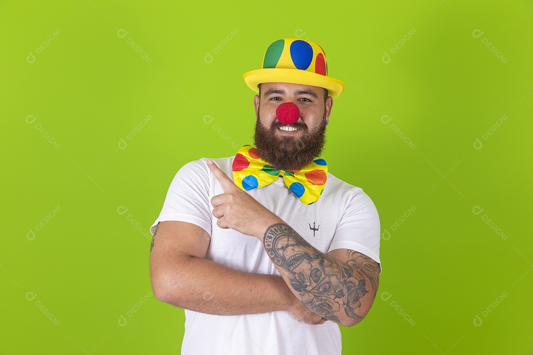 Homem jovem garoto barbudo usando fantasia de carnaval sobre fundo isolado