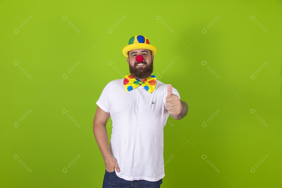 Homem jovem garoto barbudo usando fantasia de carnaval sobre fundo isolado