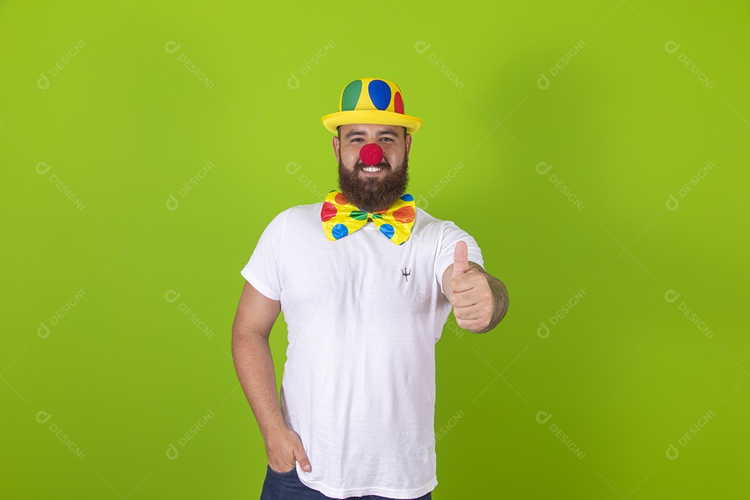 Homem jovem garoto barbudo usando fantasia de carnaval sobre fundo isolado
