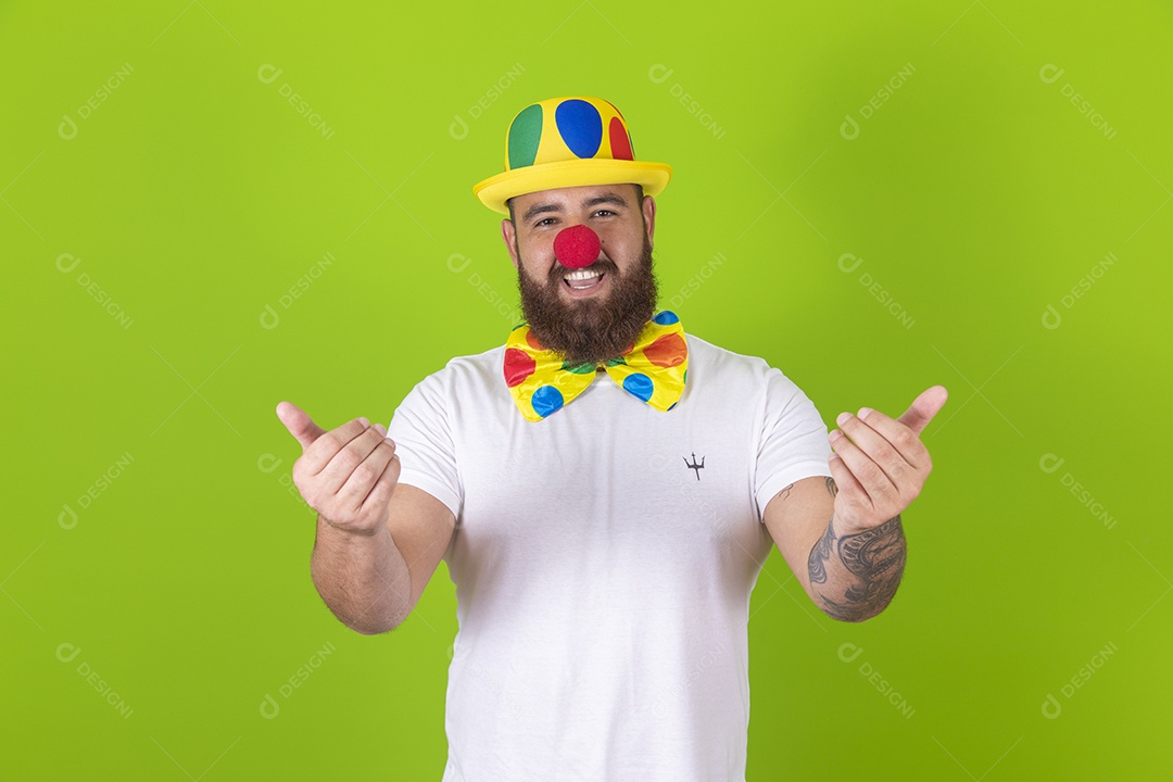 Homem jovem garoto barbudo usando fantasia de carnaval sobre fundo isolado