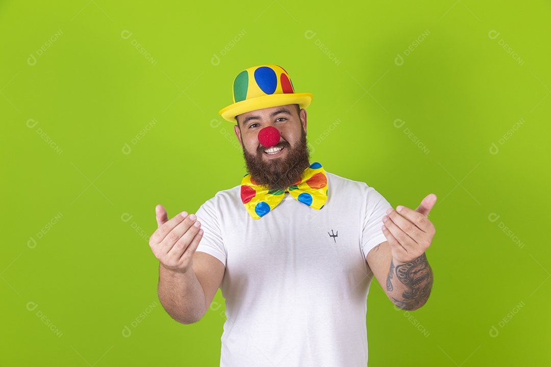 Homem jovem garoto barbudo usando fantasia de carnaval sobre fundo isolado
