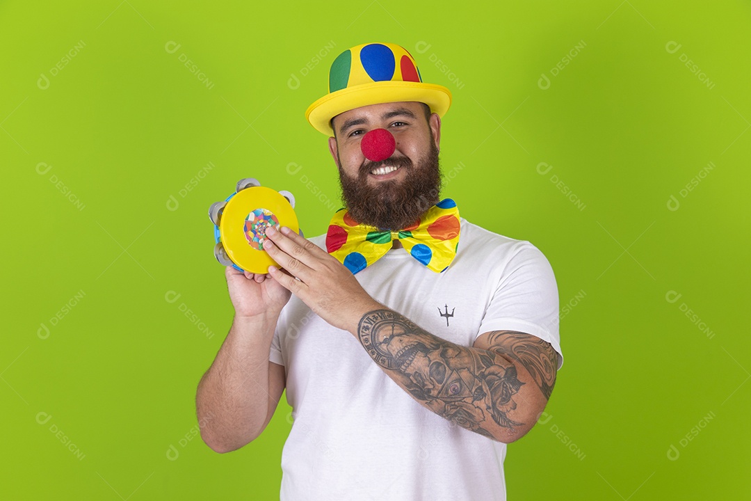Homem jovem garoto barbudo usando fantasia de carnaval sobre fundo isolado