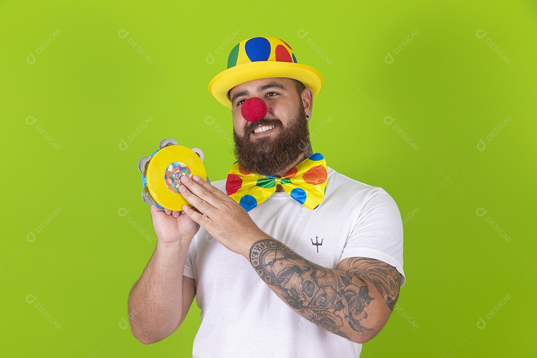 Homem jovem garoto barbudo usando fantasia de carnaval sobre fundo isolado