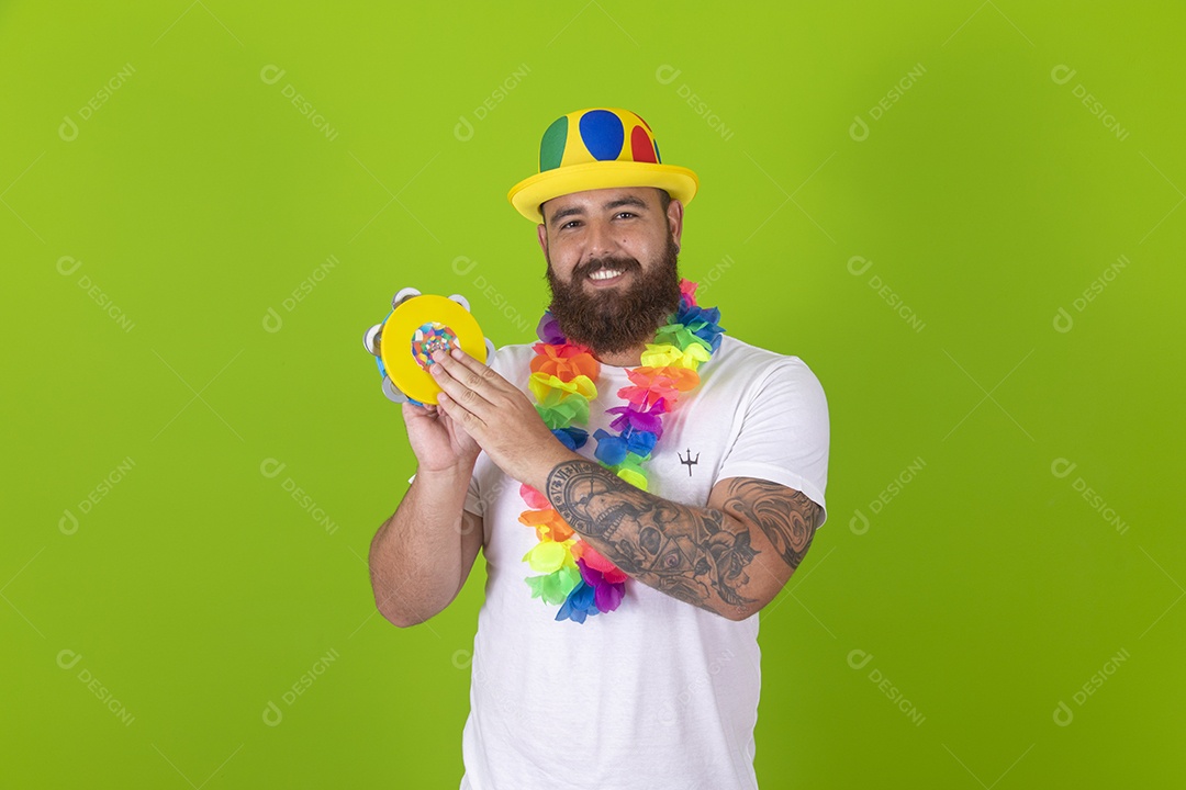 Homem jovem garoto barbudo usando fantasia de carnaval sobre fundo isolado