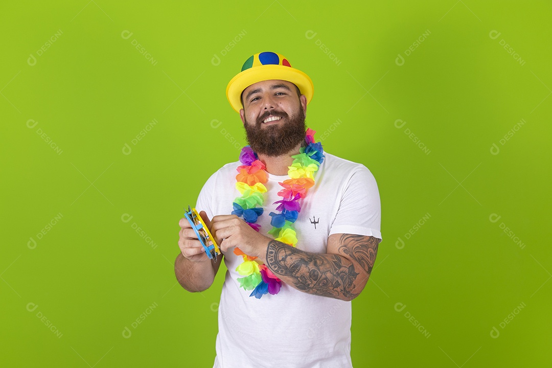 Homem jovem garoto barbudo usando fantasia de carnaval sobre fundo isolado