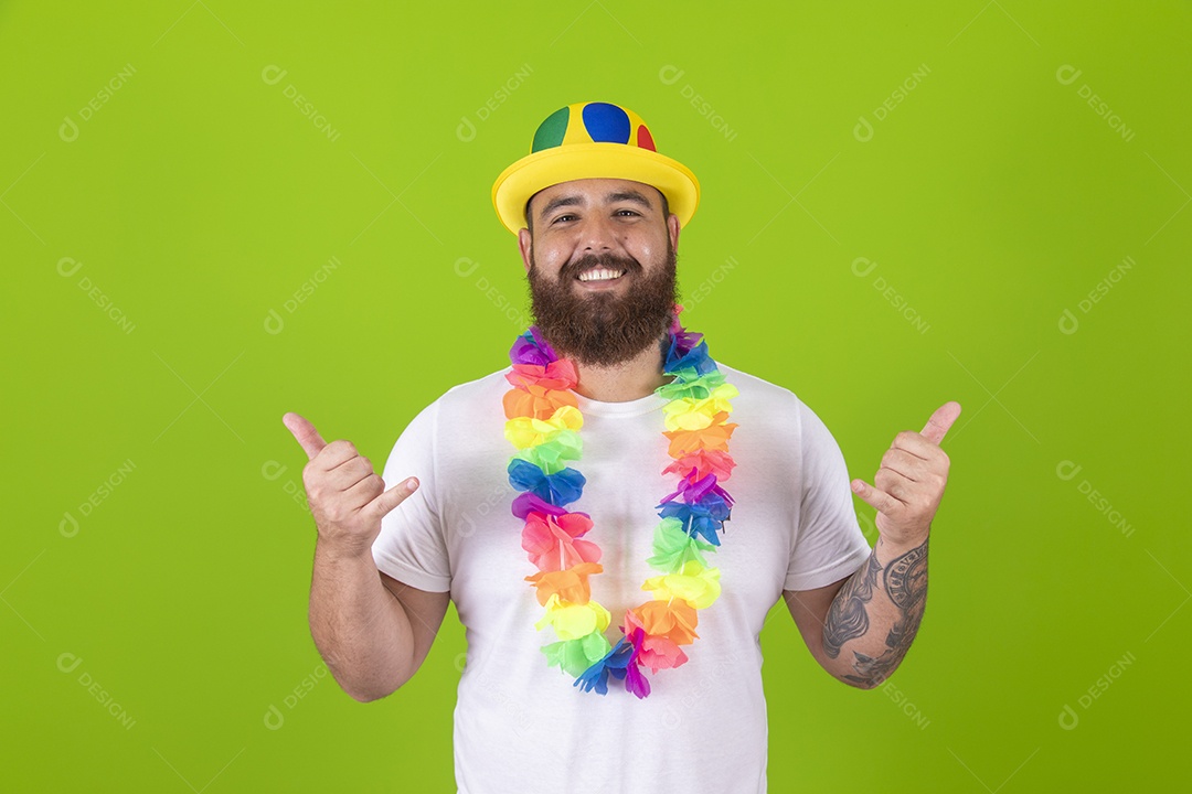 Homem jovem garoto barbudo usando fantasia de carnaval sobre fundo isolado