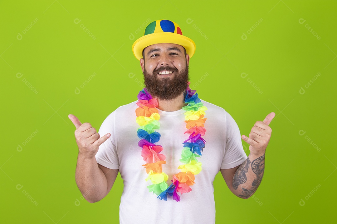 Homem jovem garoto barbudo usando fantasia de carnaval sobre fundo isolado