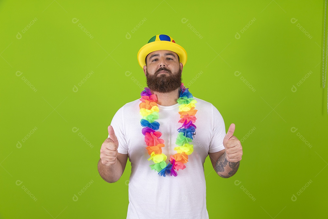 Homem jovem garoto barbudo usando fantasia de carnaval sobre fundo isolado