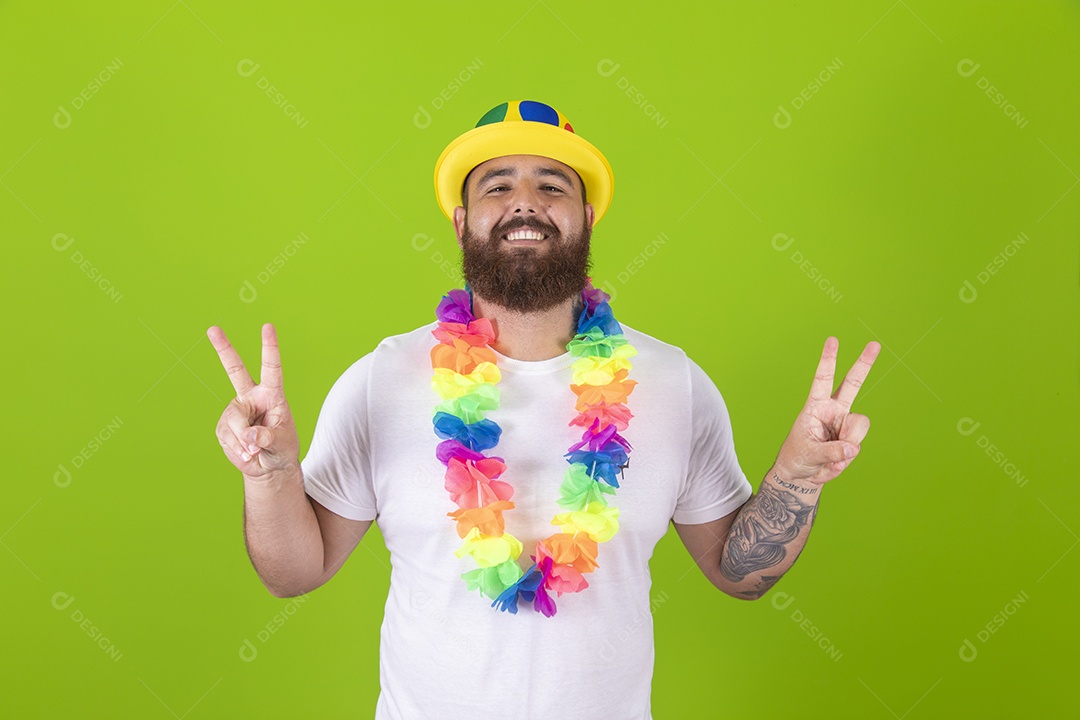 Homem jovem garoto barbudo usando fantasia de carnaval sobre fundo isolado