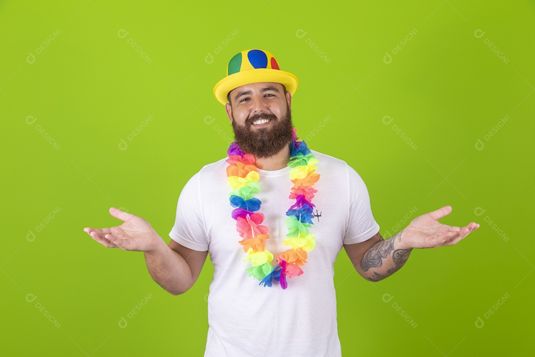 Homem jovem garoto barbudo usando fantasia de carnaval sobre fundo isolado