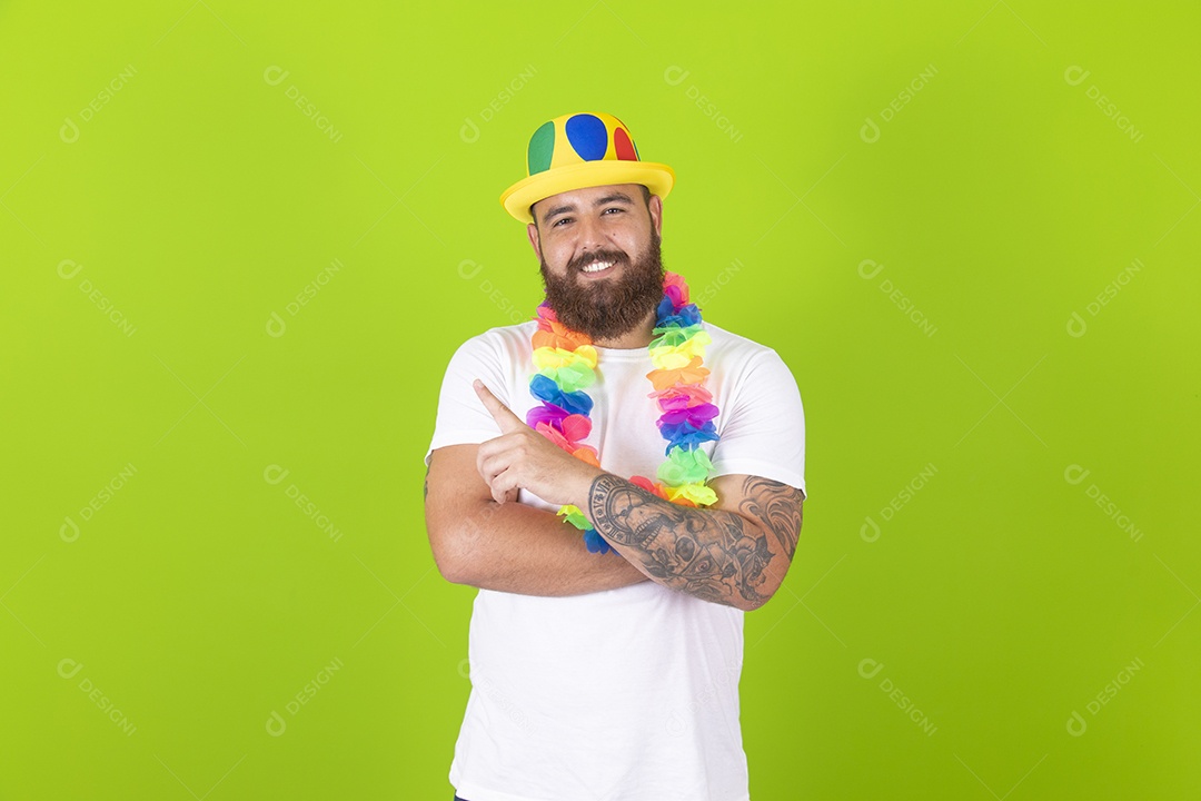 Homem jovem garoto barbudo usando fantasia de carnaval sobre fundo isolado