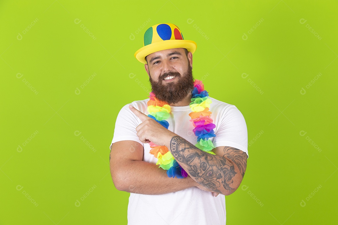 Homem jovem garoto barbudo usando fantasia de carnaval sobre fundo isolado