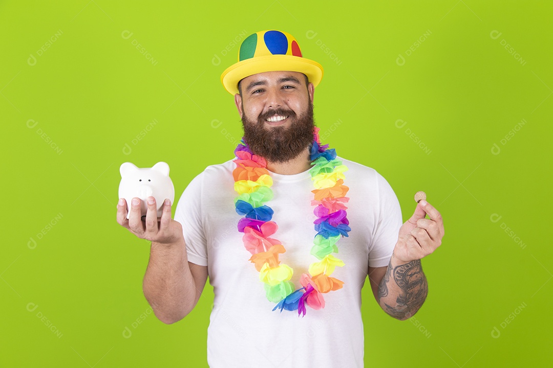 Homem jovem garoto barbudo usando fantasia de carnaval sobre fundo isolado