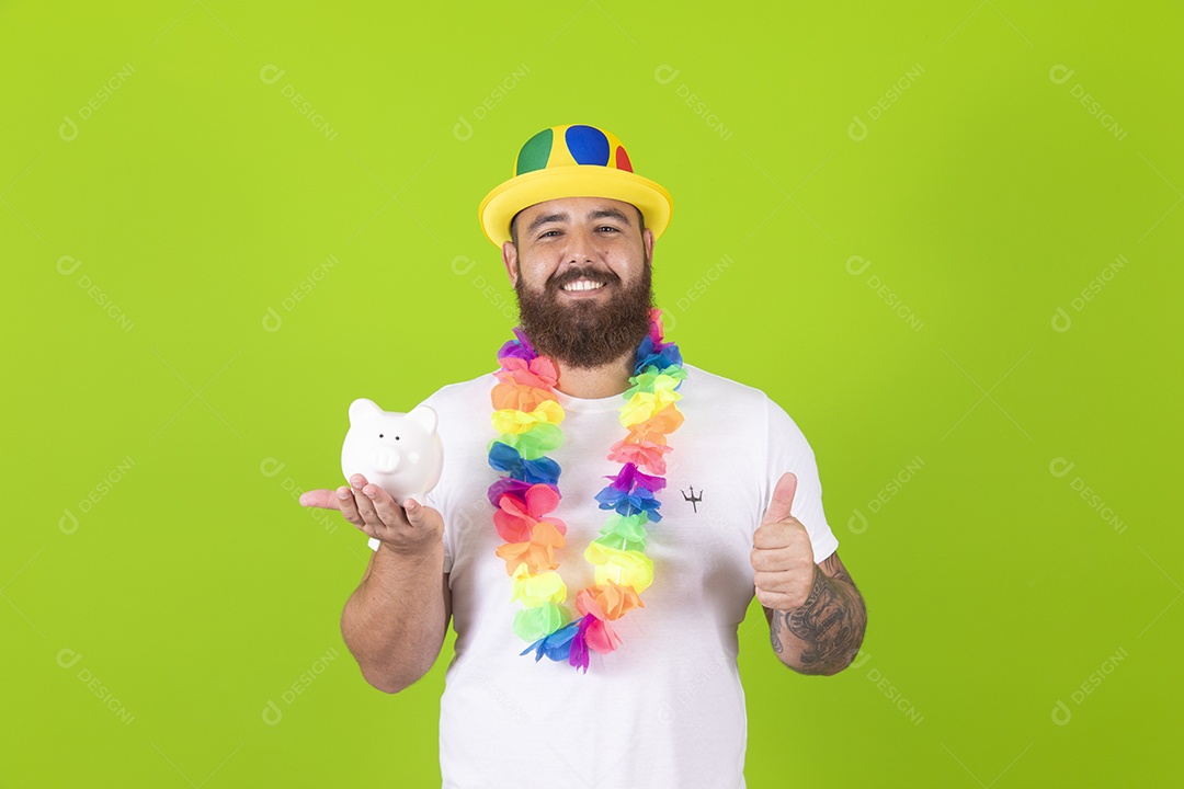 Homem jovem garoto barbudo usando fantasia de carnaval sobre fundo isolado