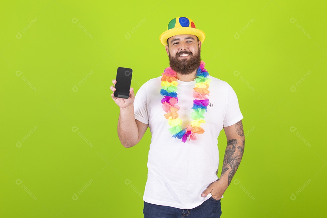 Homem jovem garoto barbudo usando fantasia de carnaval sobre fundo isolado