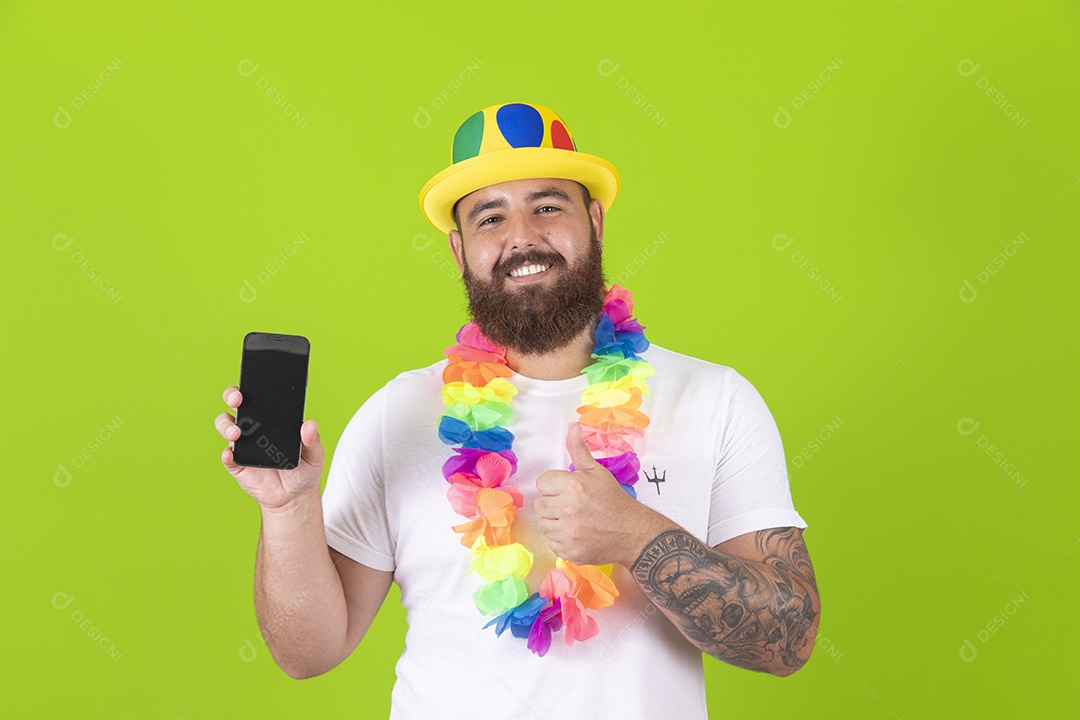 Homem jovem garoto barbudo usando fantasia de carnaval sobre fundo isolado