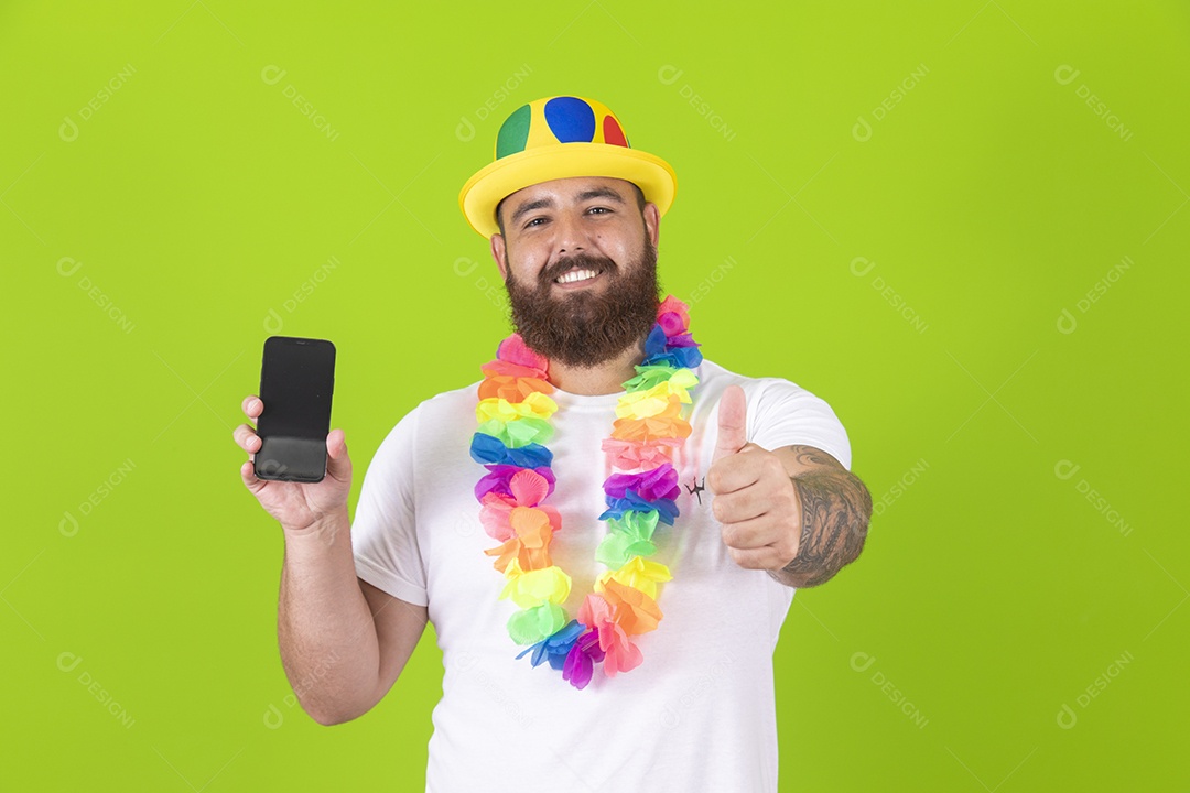 Homem jovem garoto barbudo usando fantasia de carnaval sobre fundo isolado