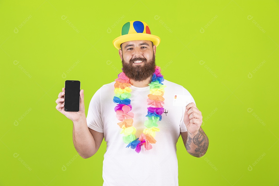 Homem jovem garoto barbudo usando fantasia de carnaval sobre fundo isolado