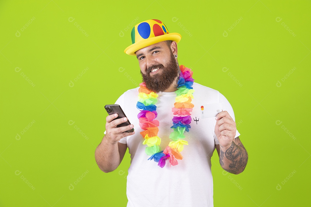 Homem jovem garoto barbudo usando fantasia de carnaval sobre fundo isolado