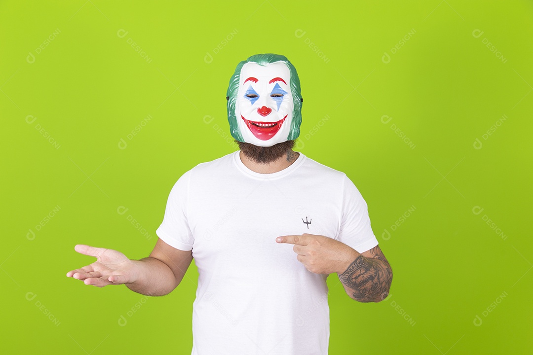 Homem jovem garoto barbudo usando máscara sobre fundo isolado