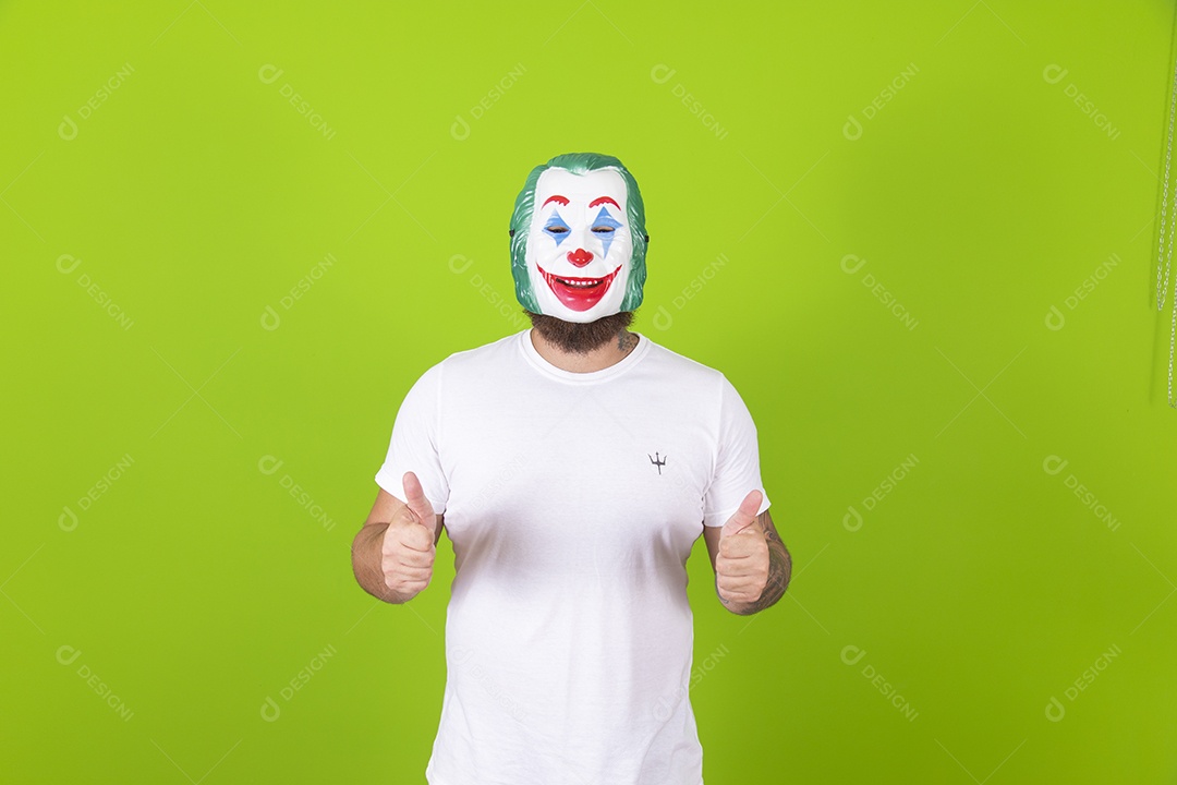 Homem jovem garoto barbudo usando máscara sobre fundo isolado