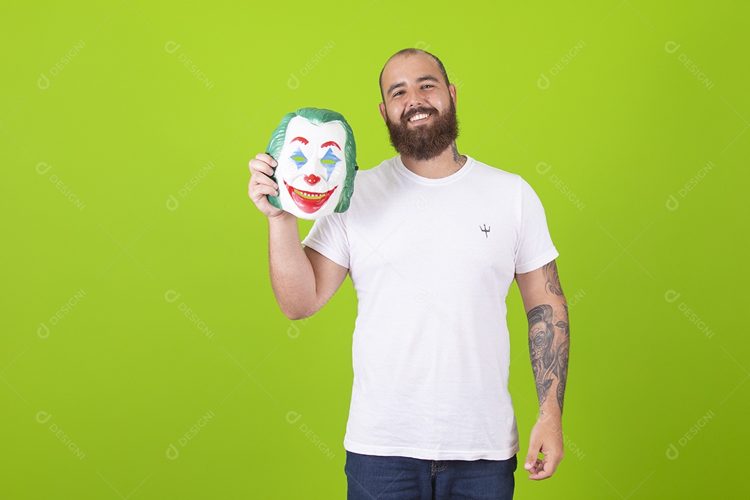 Homem jovem garoto barbudo segurando máscara sobre fundo isolado