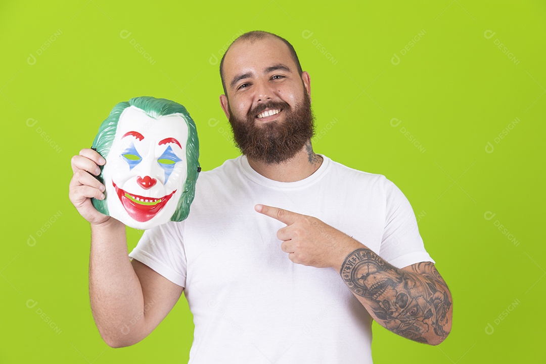 Homem jovem garoto barbudo segurando máscara sobre fundo isolado