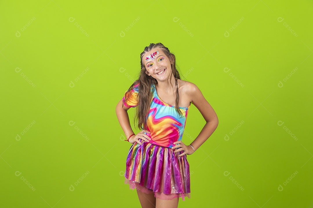 Linda menina jovem garota usando fantasia de carnaval