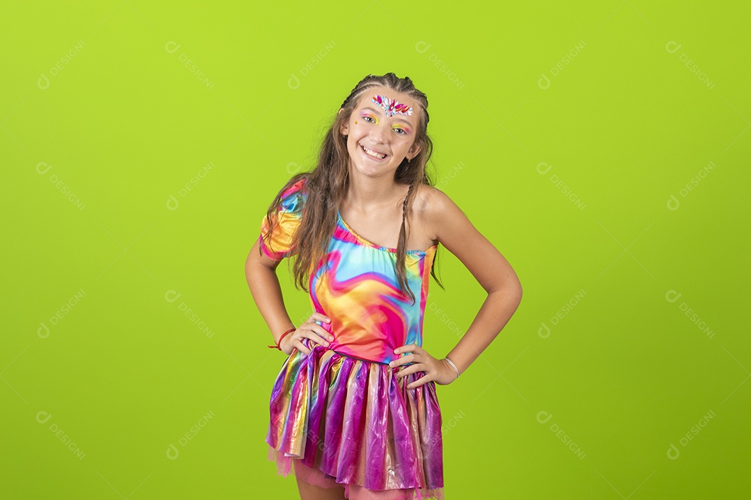 Linda menina jovem garota usando fantasia de carnaval