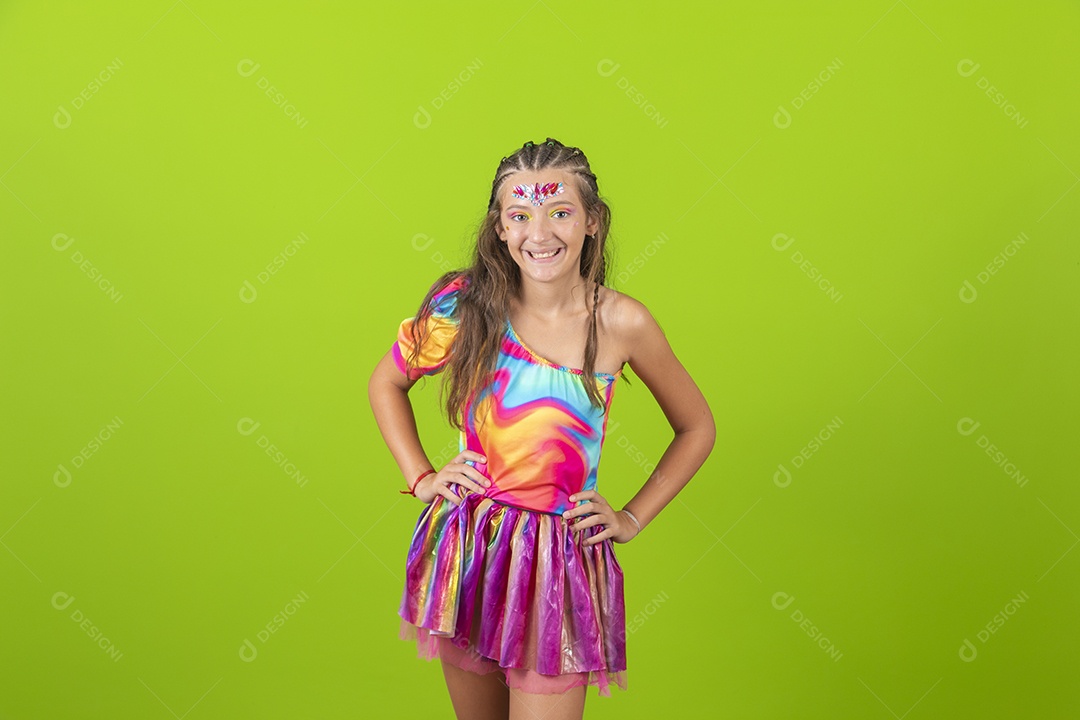 Linda menina jovem garota usando fantasia de carnaval