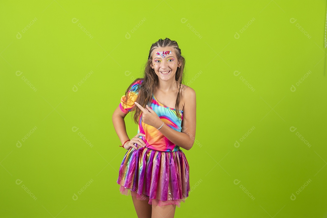 Linda menina jovem garota usando fantasia de carnaval
