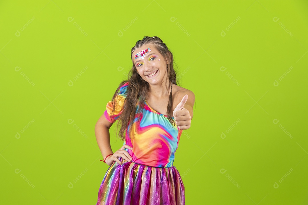 Linda menina jovem garota usando fantasia de carnaval