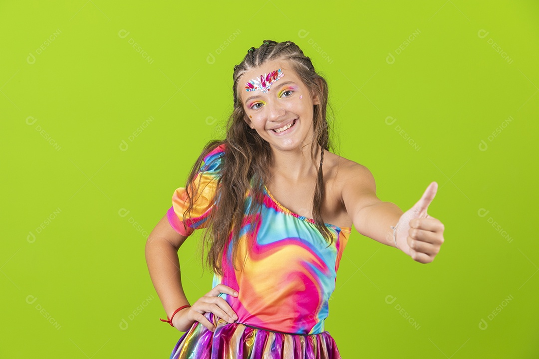 Linda menina jovem garota usando fantasia de carnaval