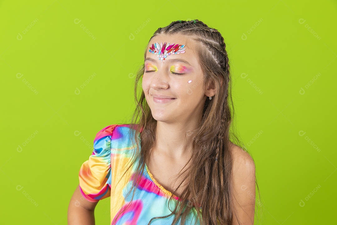 Linda menina jovem garota usando fantasia de carnaval
