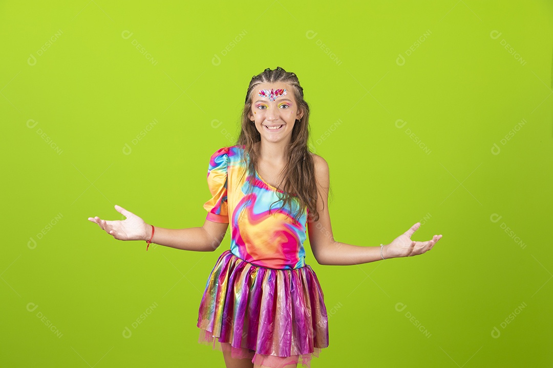Linda menina jovem garota usando fantasia de carnaval