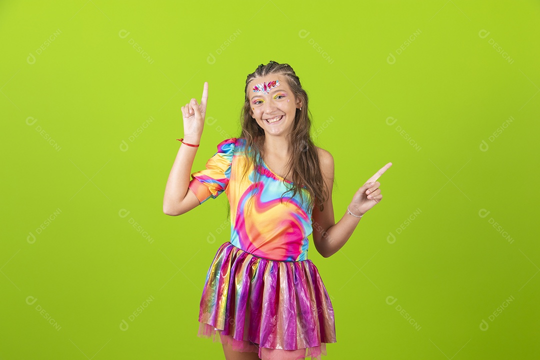 Linda menina jovem garota usando fantasia de carnaval