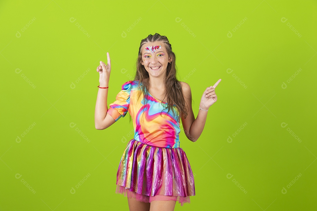 Linda menina jovem garota usando fantasia de carnaval