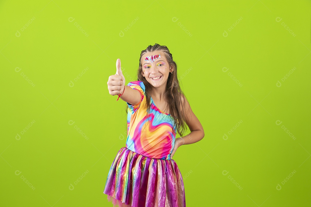 Linda menina jovem garota usando fantasia de carnaval