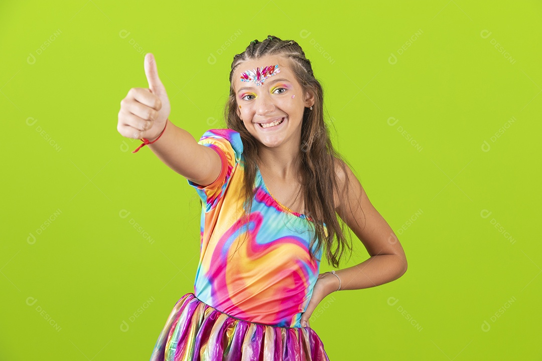 Linda menina jovem garota usando fantasia de carnaval